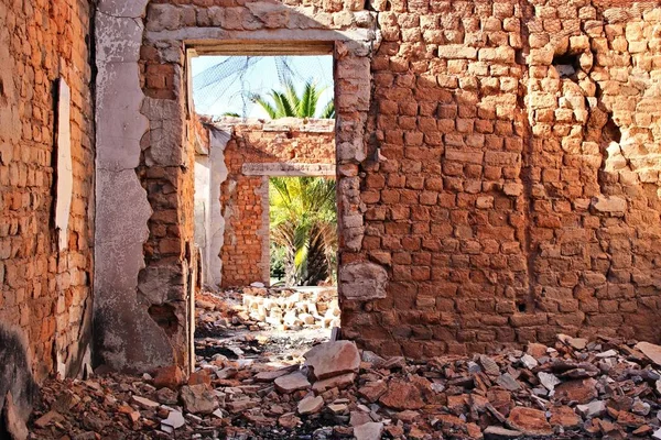 땅에 무너져내린 오래 된 건물을 보존하는 모습 — 스톡 사진