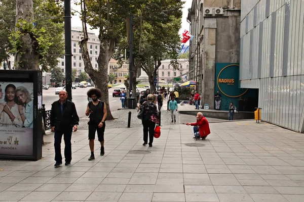 Um sem-teto implorando na Avenida Rustaveli em Tbilisi, Geórgia — Fotografia de Stock