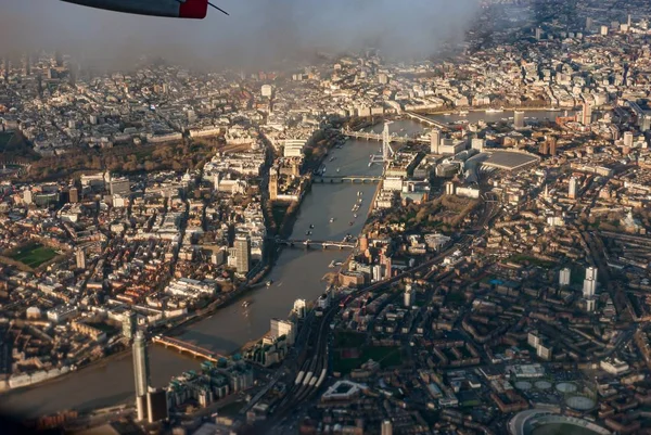 Вид с воздуха на центральный Лондон, Ривер-Тэймс — стоковое фото