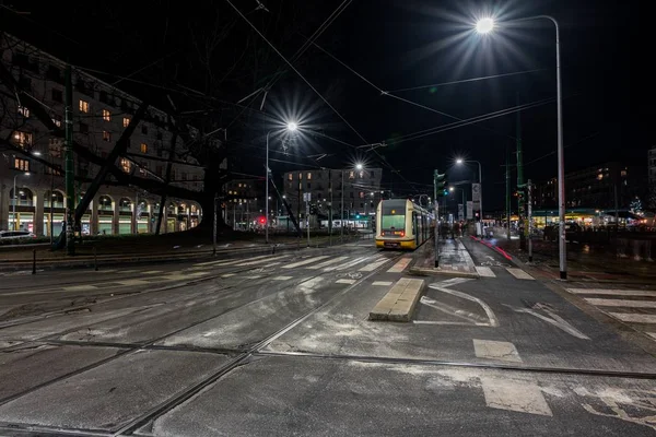 Mooie shot van elektrische tram in navigli wijk van Milaan Italië tijdens een winteravond — Stockfoto