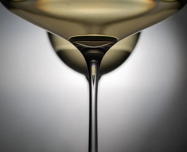 背景がぼやけているワインで満たされたガラスのクローズアップショット — ストック写真