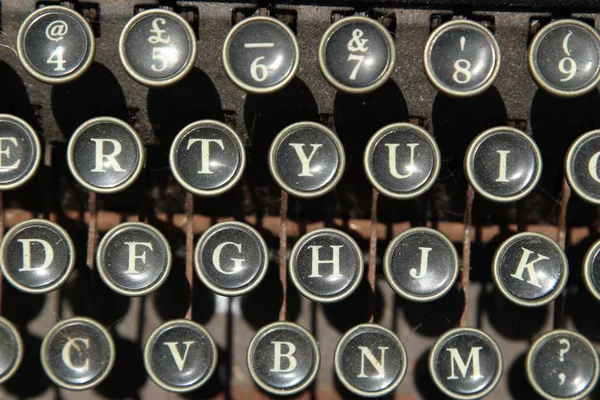 Närbild skott av en vintage skrivmaskin nycklar — Stockfoto