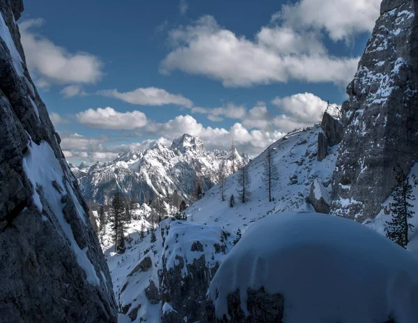 Paisagem deslumbrante das rochas nevadas em Dolomiten, Alpes italianos no inverno — Fotografia de Stock