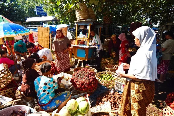 Mujeres musulmanas vendiendo productos frescos en un mercado matutino en Mataram, Lombok —  Fotos de Stock