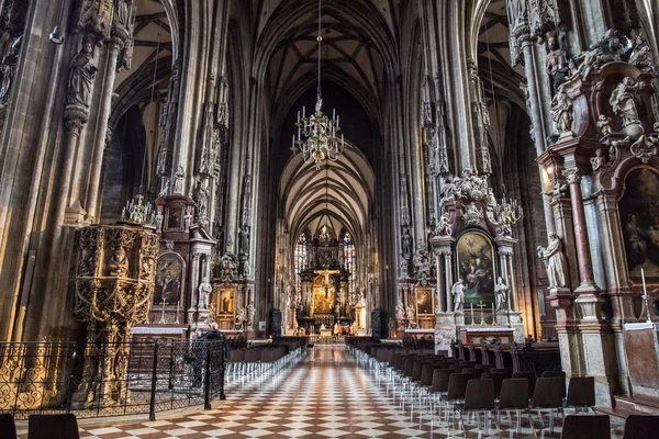 Bela vista dentro da igreja com ícones religiosos nas paredes em Viena, Áustria — Fotografia de Stock