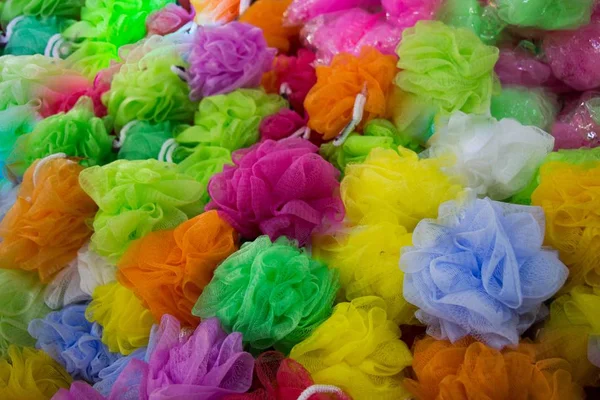 Ujęcie zbliżeniowe kolorowych gąbek prysznicowych idealnych do użycia jako tło — Zdjęcie stockowe