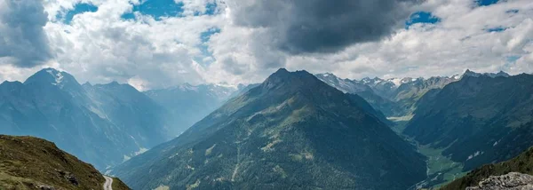 Панорама Скелястих Гір Вкритих Снігом Лісами Під Хмарним Небом — стокове фото
