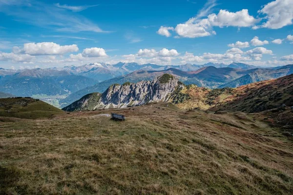 Krajina Skalnatých Hor Pokrytá Zelení Pod Slunečním Svitem Zataženou Oblohou — Stock fotografie