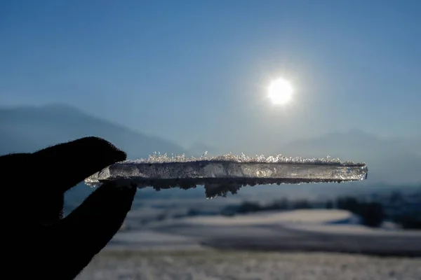 Ruka Držící Kus Ledu Pod Slunečním Světlem Rozmazaným Pozadím — Stock fotografie