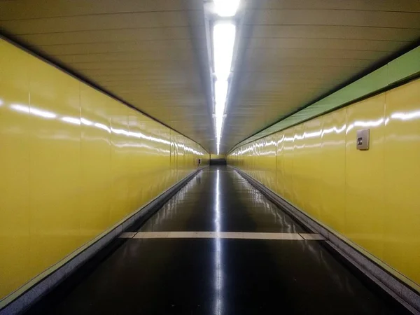 Wewnątrz Tunelu Czarną Podłogą Żółtymi Ścianami — Zdjęcie stockowe