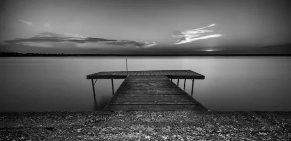 Grayscale Shot Wooden Pathway Sea Clear Sky — Stock Photo, Image