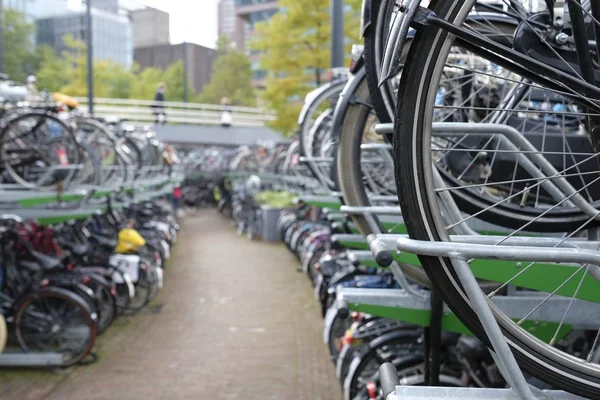 Tiro de perto de uma área de estacionamento de bicicleta — Fotografia de Stock