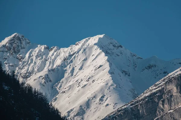 Uma Montanha Rochosa Coberta Neve Sob Luz Sol Céu Azul — Fotografia de Stock