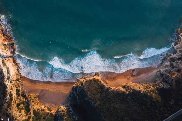 Vogel uitzicht op een kust omgeven door rotsachtige bergen — Stockfoto