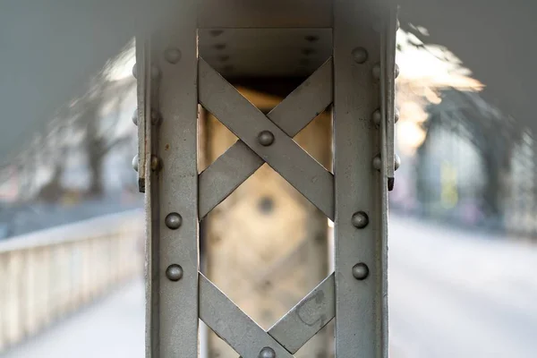 ボルトで作られた銀製の金属製の構造物の閉鎖ショット — ストック写真