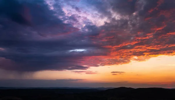 夕阳西下时天空中几片云彩的广角镜头 画成多种颜色 — 图库照片