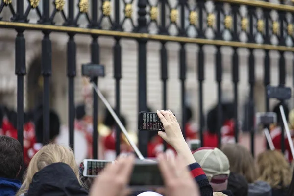 Enfoque selectivo de personas reunidas frente al histórico Palacio de Buckingham — Foto de Stock