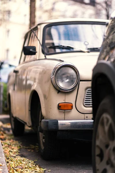 Eine Vertikale Aufnahme Von Zwei Autos Die Sich Tagsüber Gegenüberstehen — Stockfoto