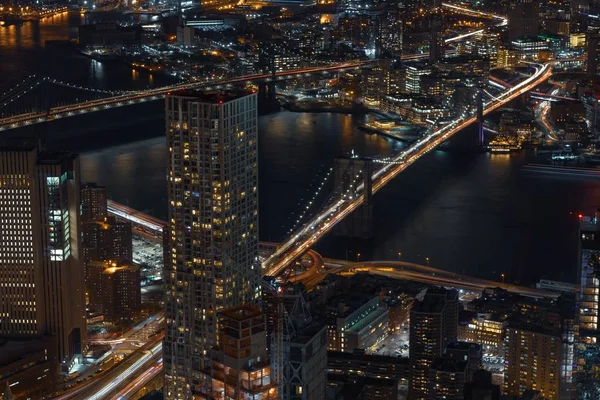 High angle timelapse shot of bridges over the water in the middle of city buildings — Stock Photo, Image