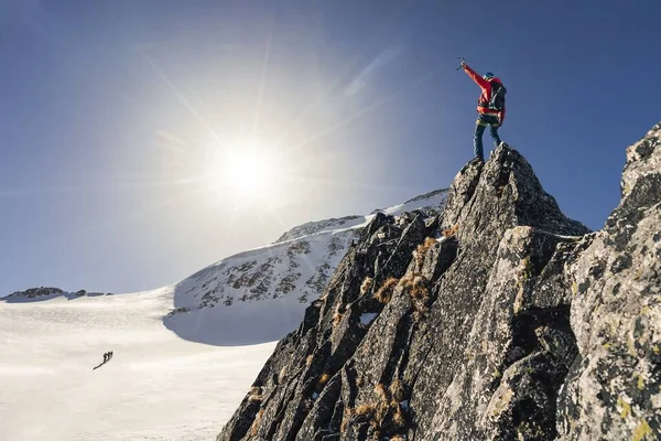 Alpinist på toppen av ett berg — Stockfoto