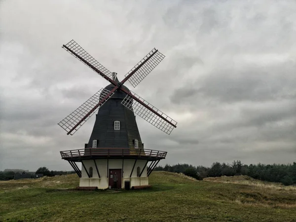 Eine Weitwinkelaufnahme Einer Windmühle Unter Einem Himmel Voller Wolken — Stockfoto