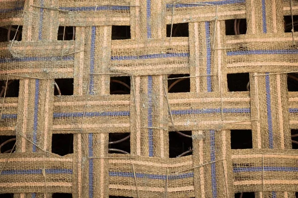 Closeup shot di pezzi di tessuto blu e marrone realizzati in quadrati perfetti per uno sfondo — Foto Stock