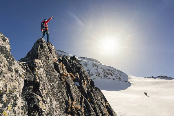 Alpiniste au sommet d'une montagne — Photo