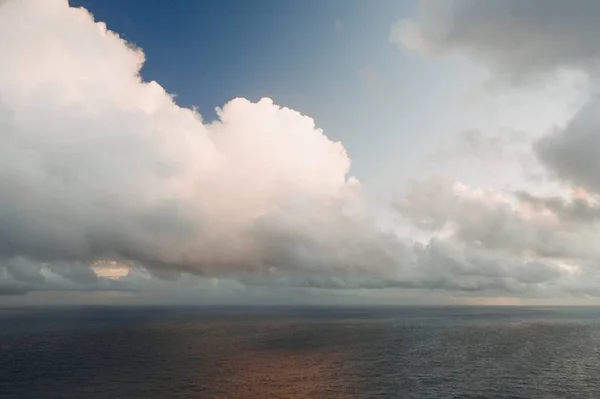 Colpo Basso Nuvole Bianche Nel Cielo Blu Dell Oceano — Foto Stock