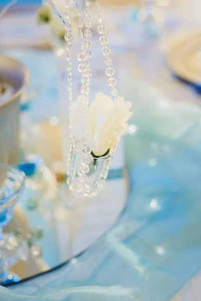 Вертикальный Снимок Белой Розы Висящей Украшении Свадебного Стола — стоковое фото