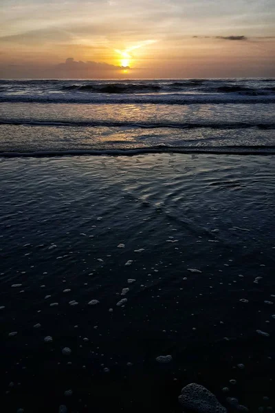 Ένα Όμορφο Πλάνο Του Ωκεανού Κατά Διάρκεια Ενός Ηλιοβασιλέματος — Φωτογραφία Αρχείου
