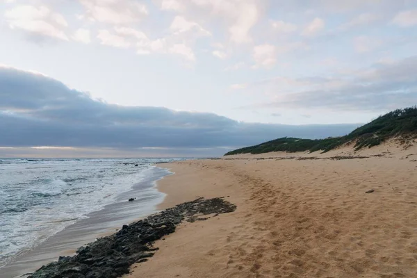 Μια Όμορφη Λήψη Μιας Χρυσής Αμμώδους Παραλίας Συννεφιασμένο Ουρανό Στο — Φωτογραφία Αρχείου