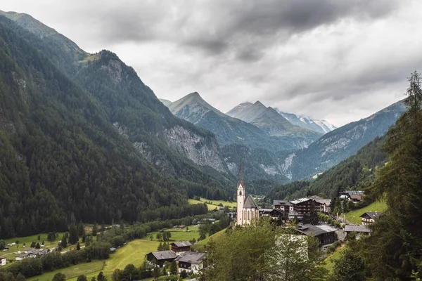 Prachtige opname van een kleine vallei gemeenschap met de beroemde in Heiligenblut, Karnten, Oostenrijk — Stockfoto