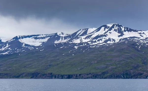 Góry Śnieżnymi Fotkami Nad Morzem Ponury Dzień Islandii — Zdjęcie stockowe
