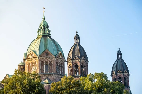 Der Obere Teil Der Lukaskirche München Bei Klarem Himmel — Stockfoto