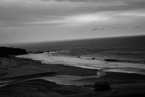 Paysage Vagues Océaniques Déplaçant Vers Rivage Sous Ciel Sombre — Photo