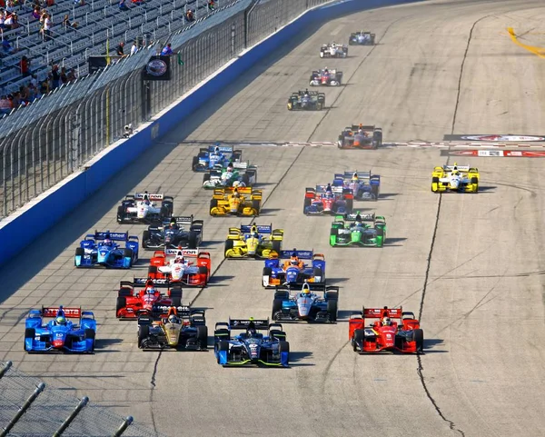 Foto de alto ángulo de los coches de fórmula uno en una pista de carreras —  Fotos de Stock