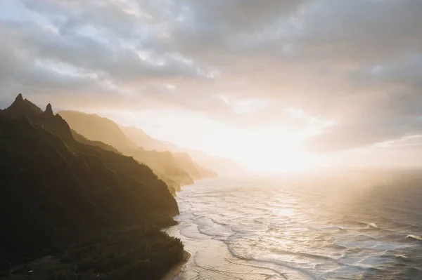 Une Silhouette Montagnes Escarpées Bord Mer Avec Des Paysages Coucher — Photo