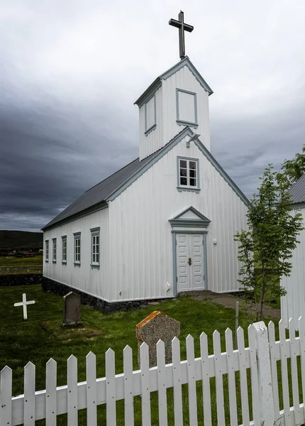 Pionowe Ujęcie Małej Kaplicy Cmentarzem Zewnątrz Islandii — Zdjęcie stockowe