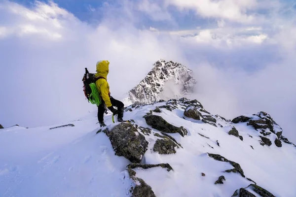 Alpinista vagy hegymászó a téli hegyekben — Stock Fotó