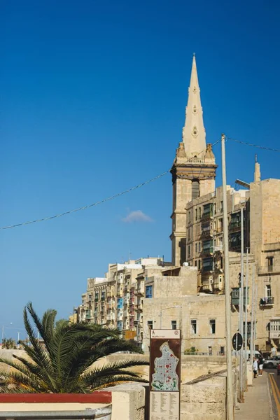 Vertical shot of an ancient cathedral touching the clear sky — Stock Photo, Image