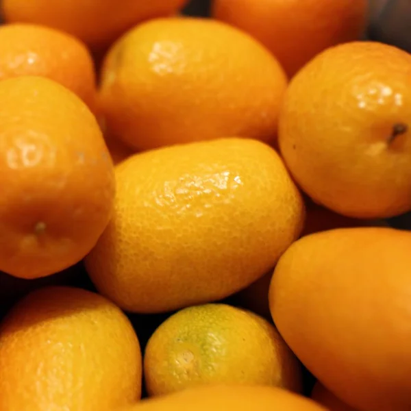 Nahaufnahme Einer Kumquat Frucht Mit Verschwommenem Hintergrund — Stockfoto