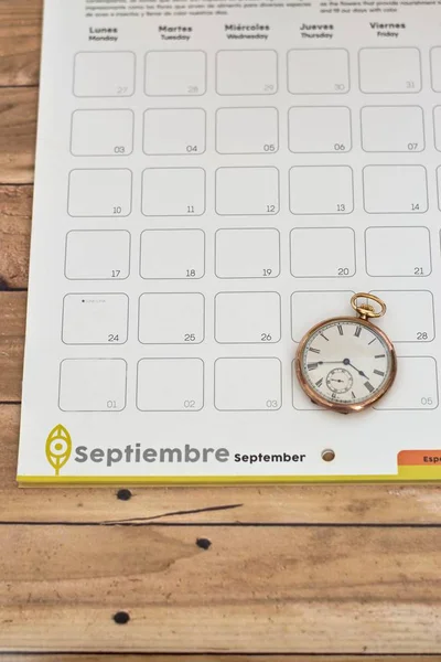 Ρολόι σε ένα σχεδιαστή σε ένα ξύλινο τραπέζι - έννοια διαχείρισης του χρόνου — Φωτογραφία Αρχείου