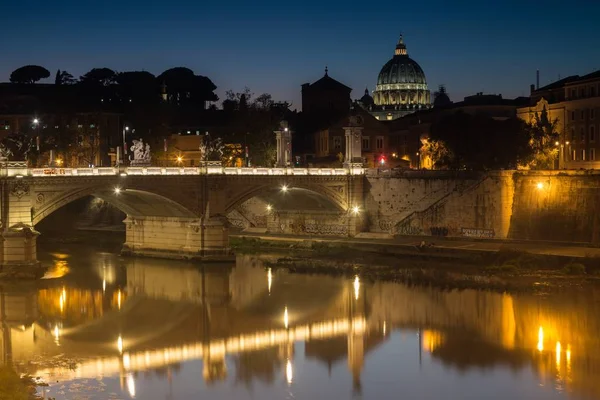 Gambar indah Basilika Santo Petrus di malam hari di Vatikan — Stok Foto