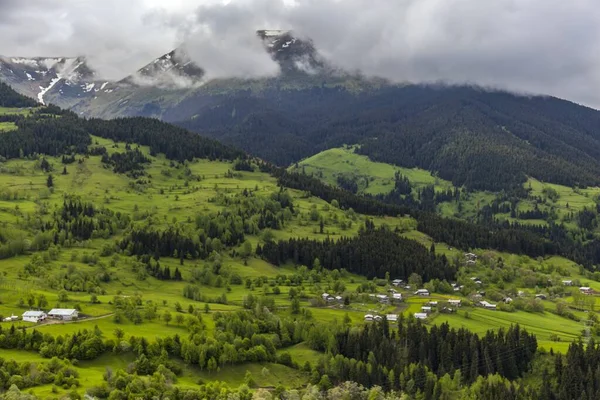 Een Landschap Van Heuvels Bedekt Met Bossen Sneeuw Mist Onder — Stockfoto