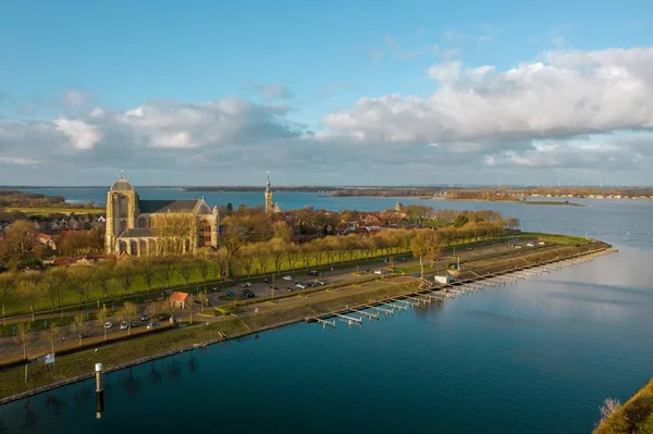 Hoge hoekopname van een prachtige rivier omringd door gebouwen in Veere, Nederland — Stockfoto