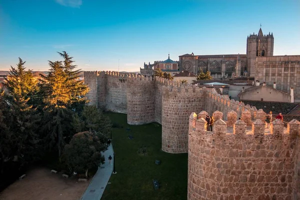 İspanya 'da Avila' nın tarihi duvarlarının yüksek açılı çekimi — Stok fotoğraf