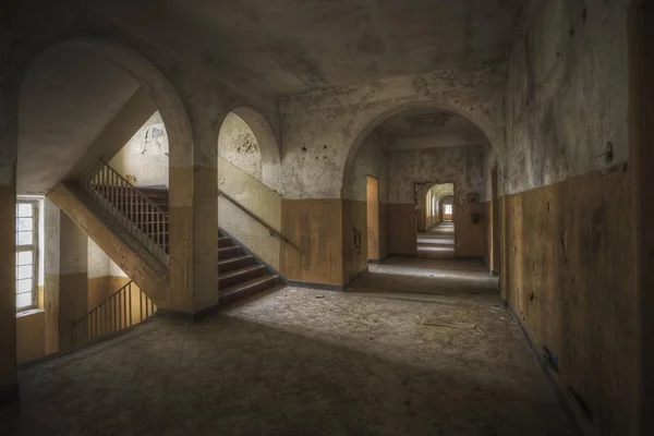 Hermoso plano de un pasillo y escaleras en un edificio antiguo — Foto de Stock