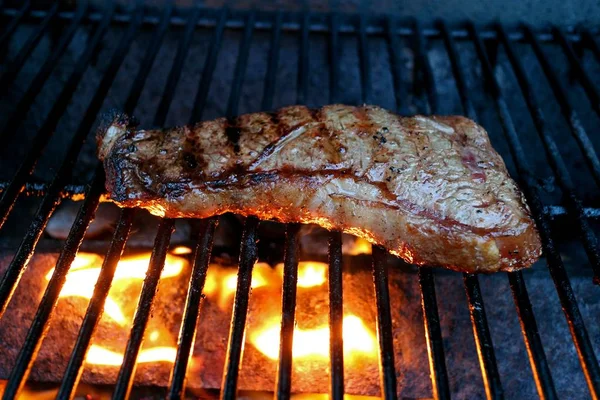 Enfoque Selectivo Carne Parrilla Con Fondo Borroso —  Fotos de Stock