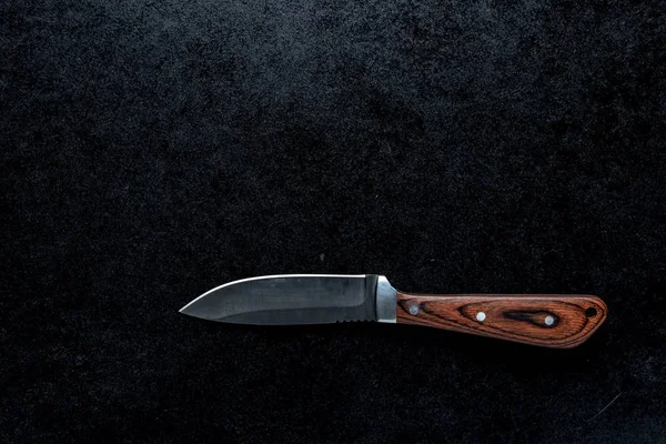 Detailní Záběr Malého Ostrého Nože Hnědou Rukojetí Černém Pozadí — Stock fotografie