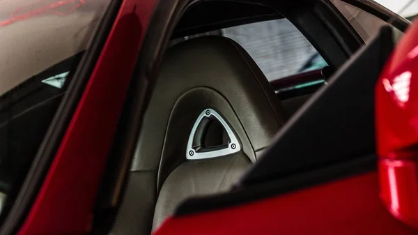 Closeup tiro de um carro vermelho brilhante legal — Fotografia de Stock
